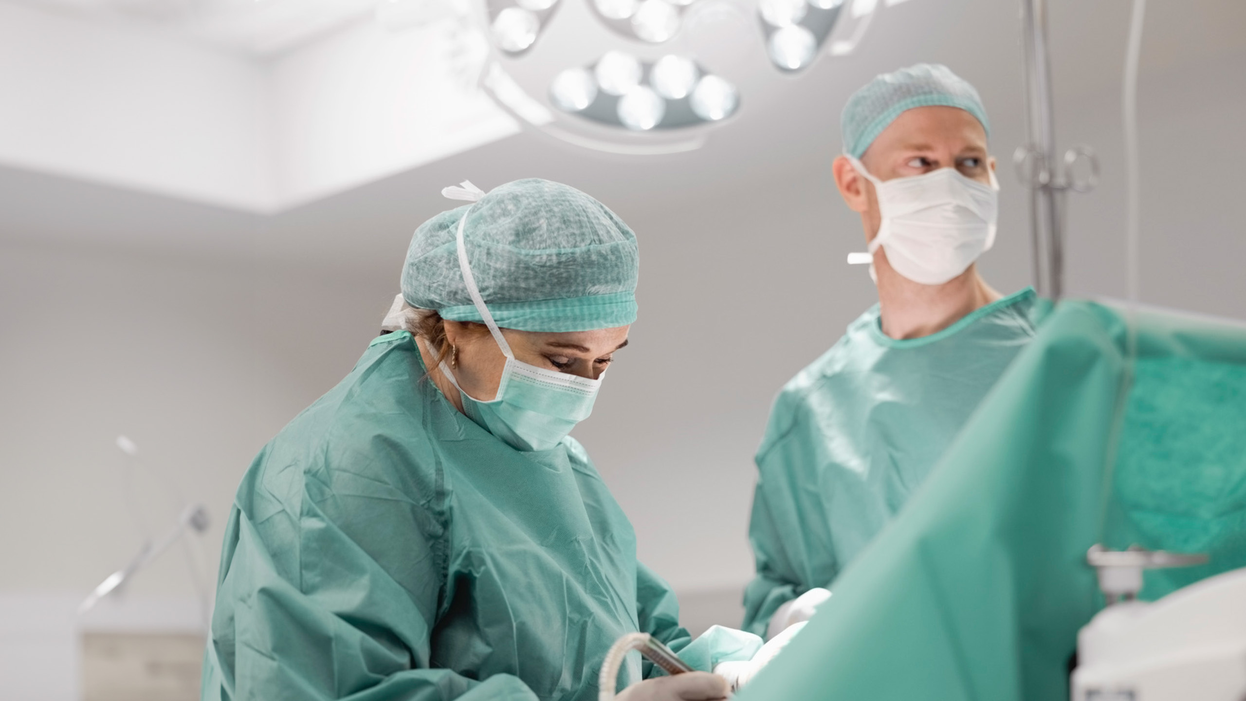 Cirujanos realizando una operación de Traumatología - HARTMANN España
