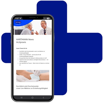 Smartphone auf einem blauen Plus, das den Newsletter HARTMANN News für Arztpraxen zeigt