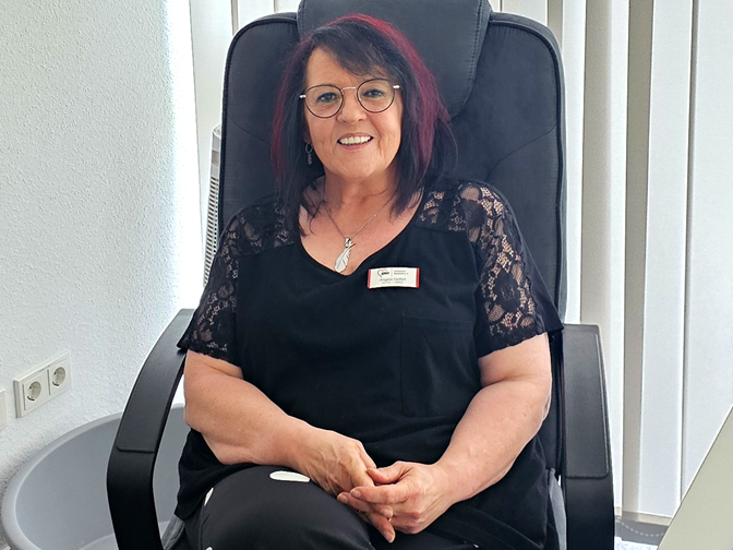 Angela Helfert sitzt im Schreibtischstuhl