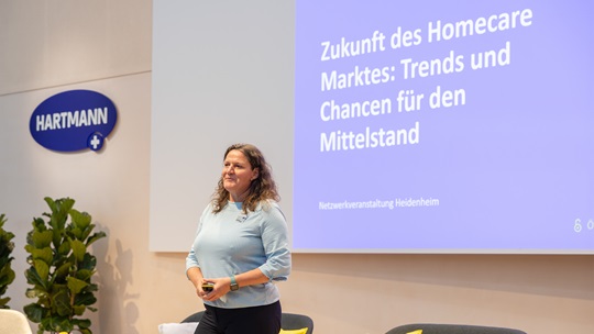 Steffi Nawrath beim Vortrag