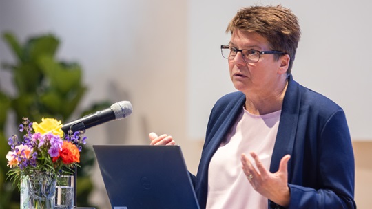 Heike Walliser-Zott beim Vortrag