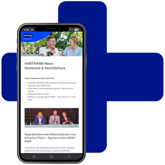 Homecare Newsletter auf einem Mobiltelefon. Dahinter ein großes blaues PLUS-Zeichen