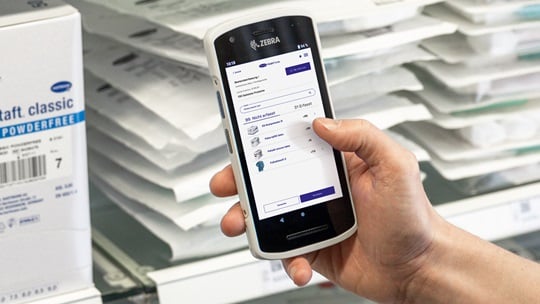 Hand die einen PUSH Scanner benützt