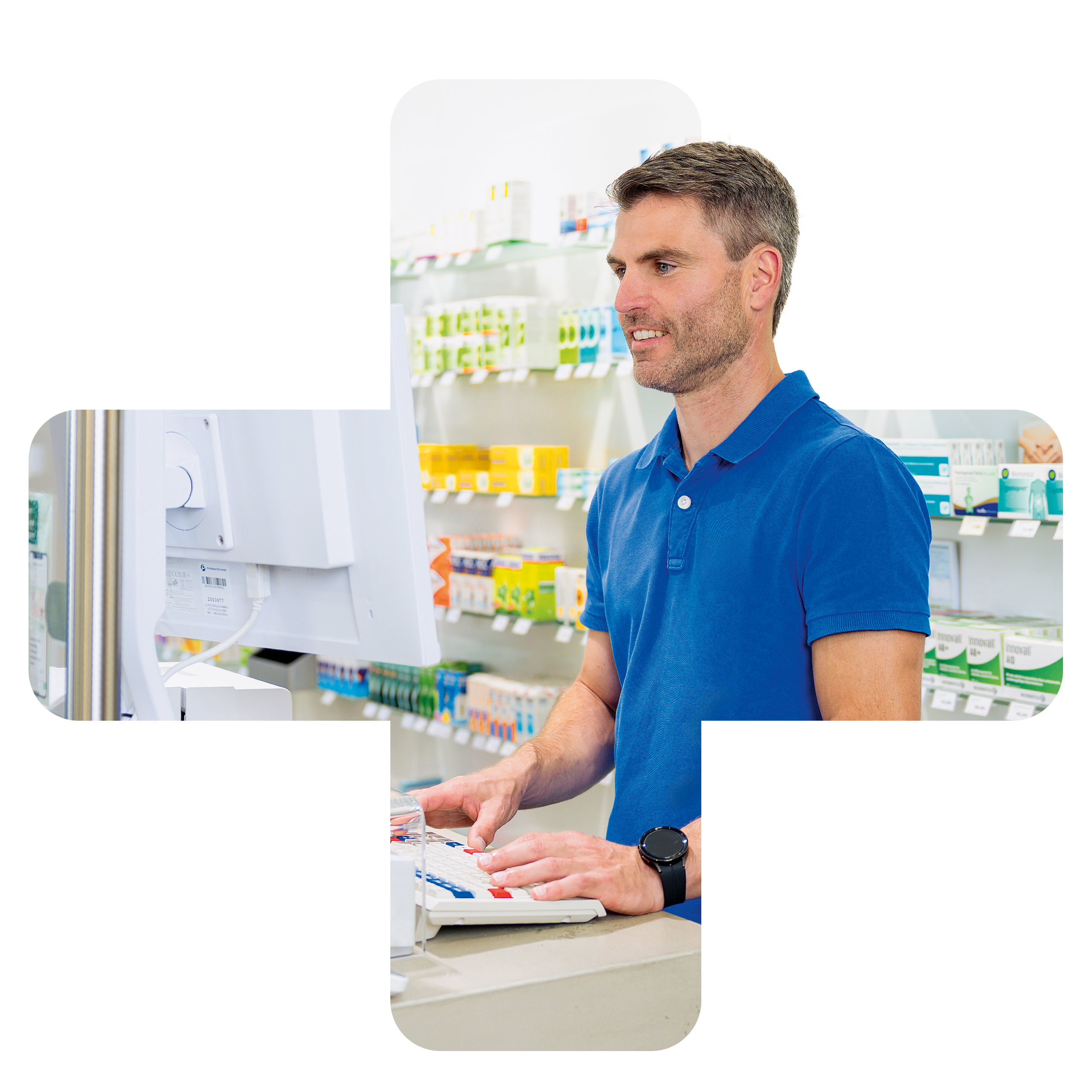 Apotheker steht hinter der Theke und schaut in einen Monitor