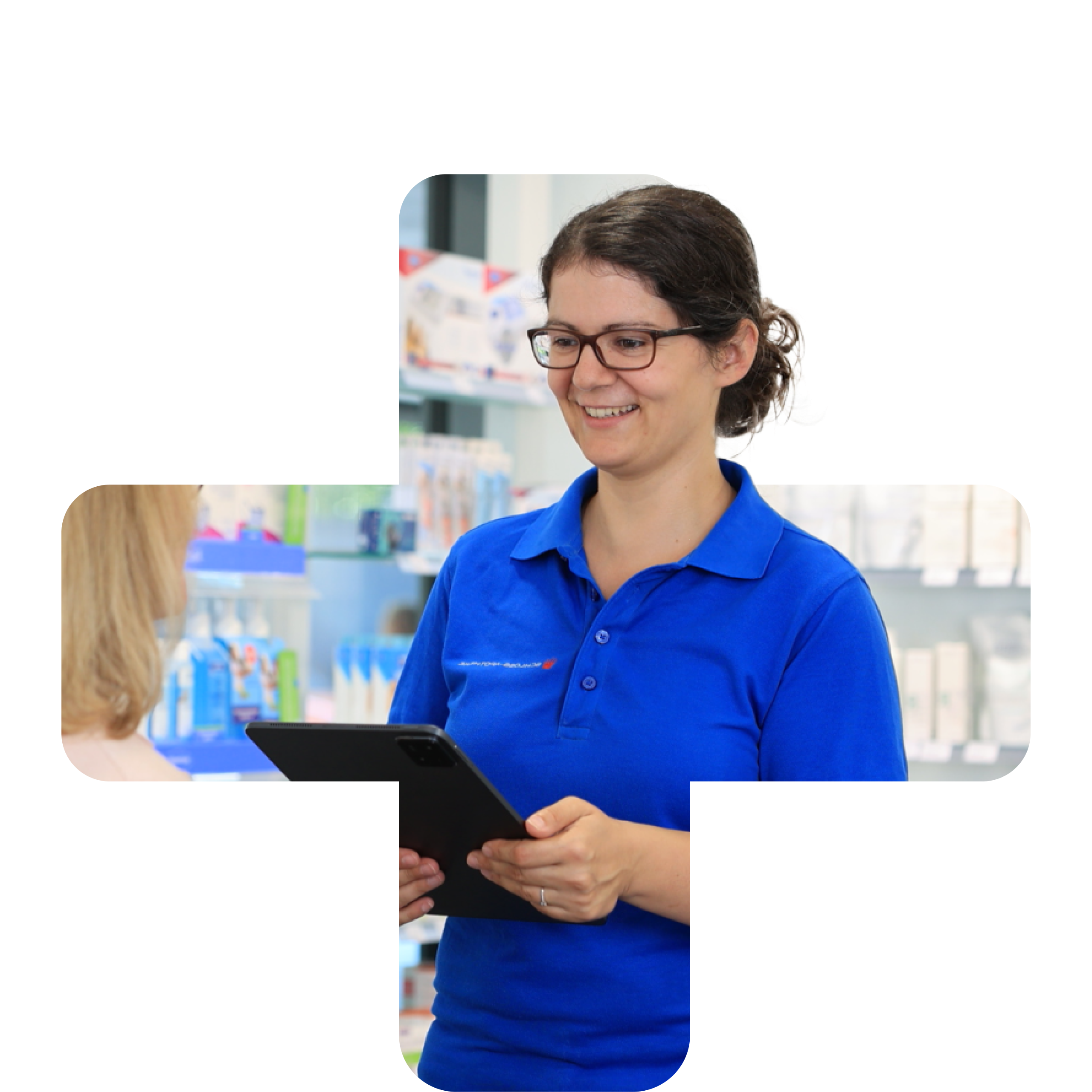 Lächelnde Apothekerin in blauem Poloshirt mit Tablet in der Hand im Kundengespräch.