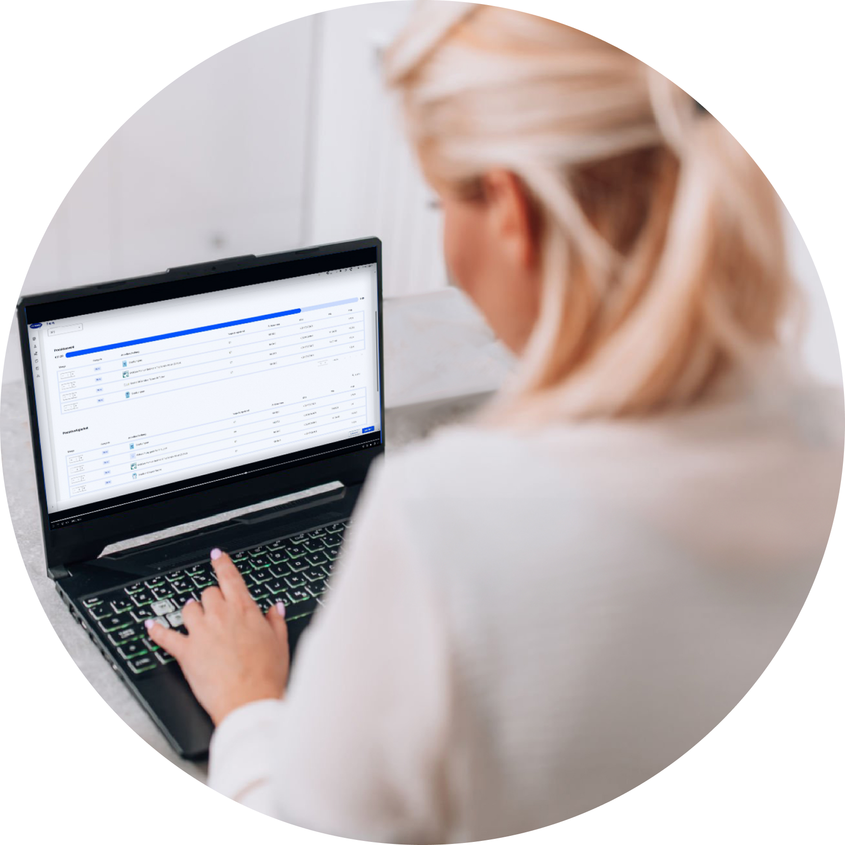 Rückansicht einer blonden Frau am Laptop. Auf dem Bildschirm ist der Start Screen des HARTMANN Pflegehilfsmittel-Konfigurators zu sehen.
