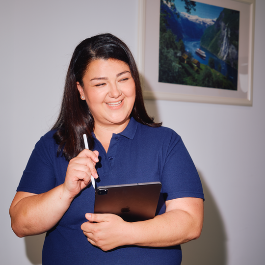 Person in blauem Poloshirt arbeitet mit einem Tablet zur Erfassung oder Prüfung von Bestandsdaten. (PHI26_01_41)