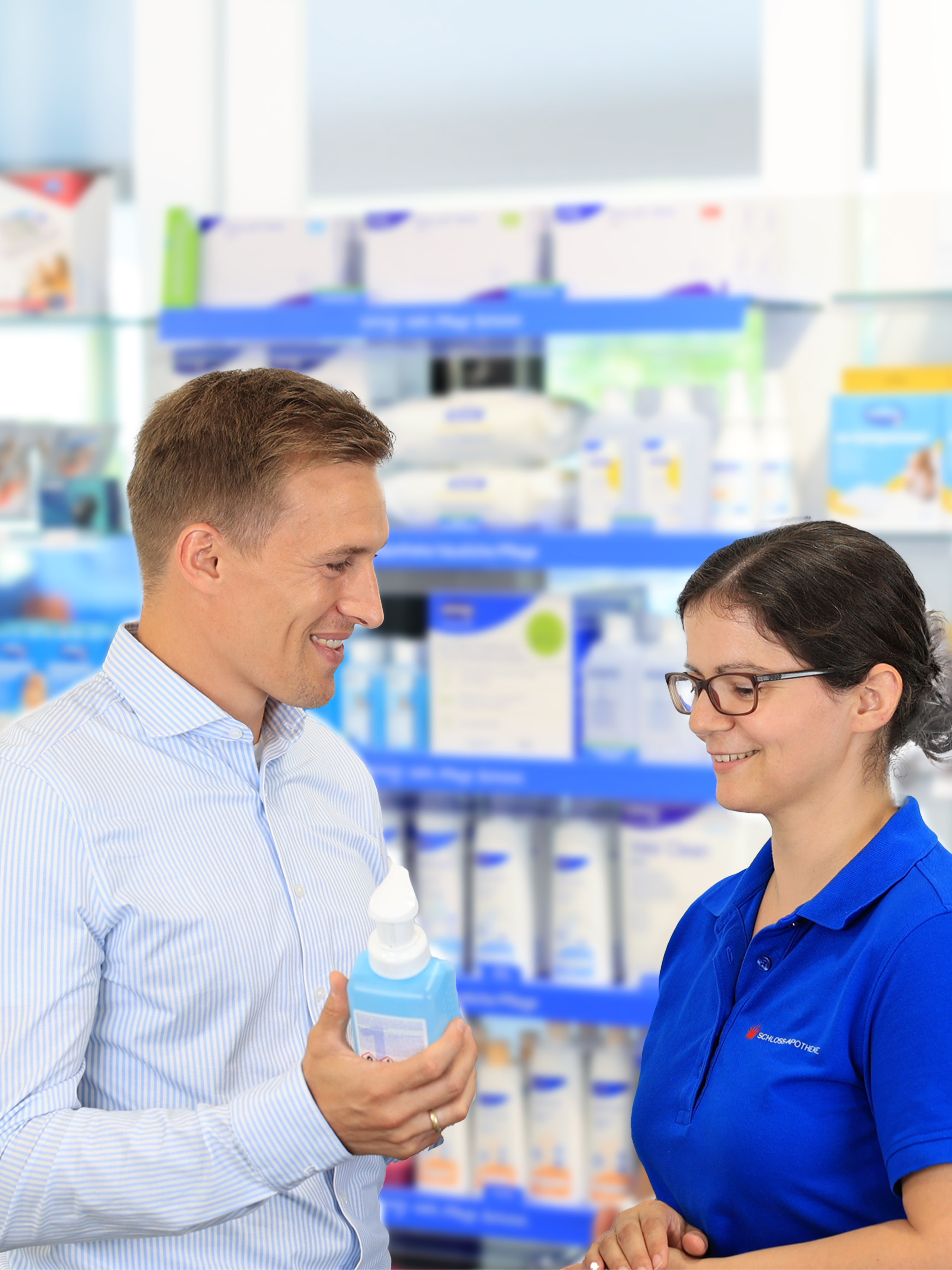 Person in weißem Kittel steht in einem Versorgungsraum mit medizinischen Produkten und Hygieneartikeln. (PHI26_01_41)