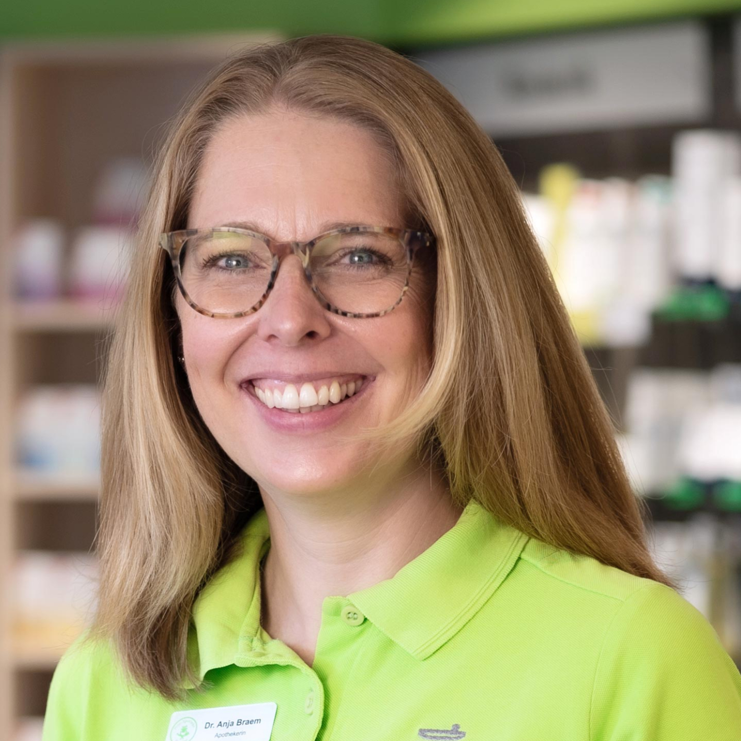 Portrait picture of Dr. Anja Braem