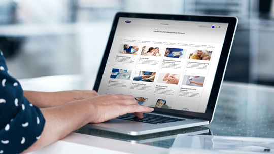 Usuario navgando por el catálogo de productos de ProShop en un ordenador portátil