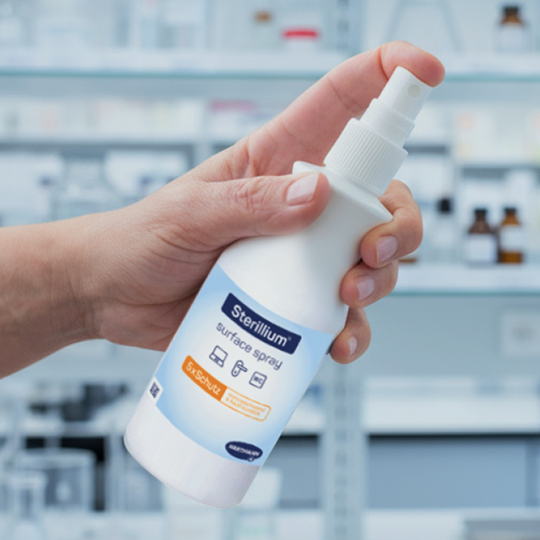 Hand hält Sterillium surface spray