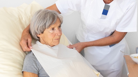 Vala Fit band wird bei Seniorin um den Hals gelegt