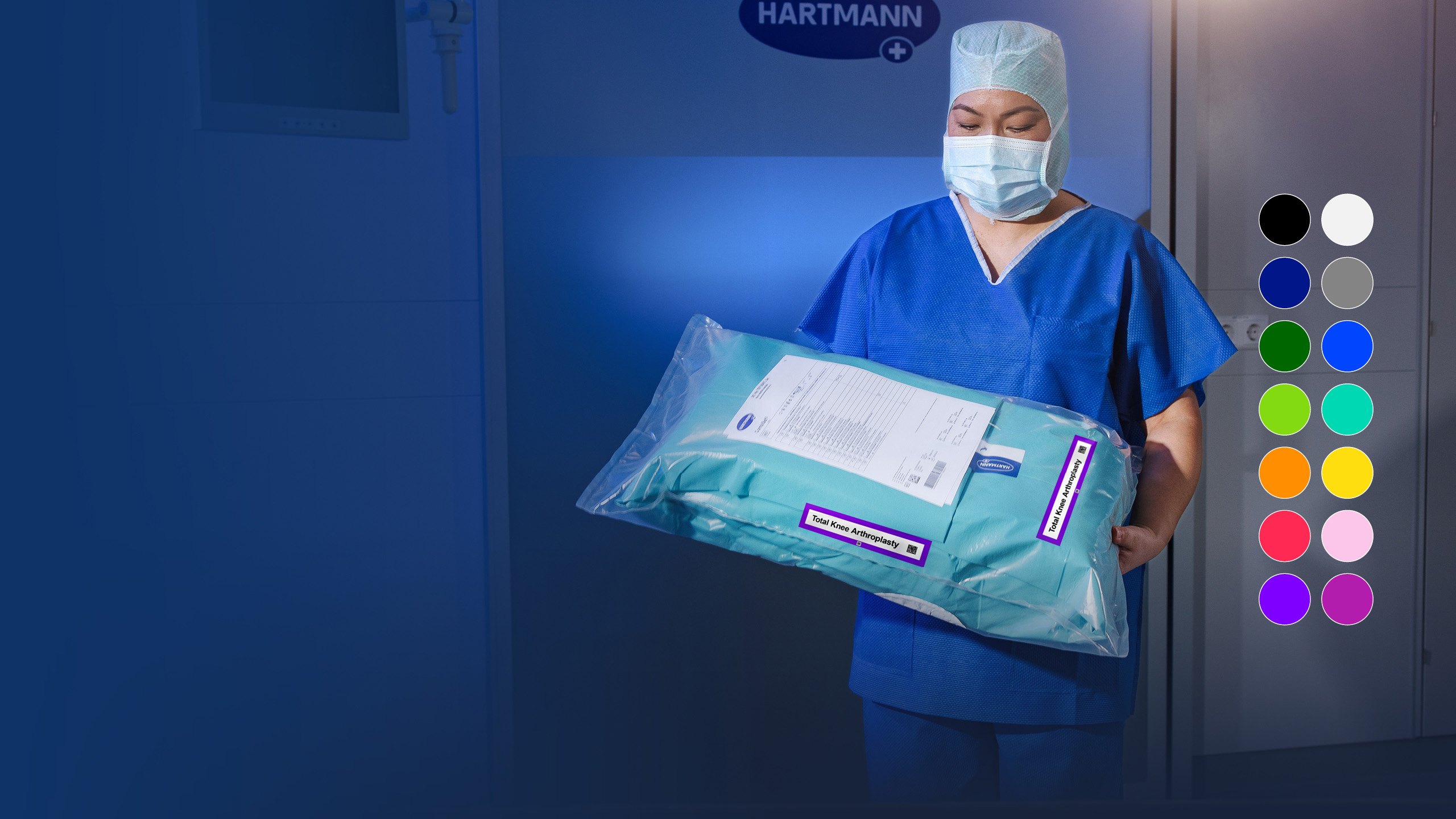 Eine medizinische Fachkraft in blauer OP-Kleidung hält ein versiegeltes, beschriftetes Set mit der Aufschrift „Totalendoprothese Knie“ in einer sterilen Umgebung – bereit für den nächsten Eingriff.