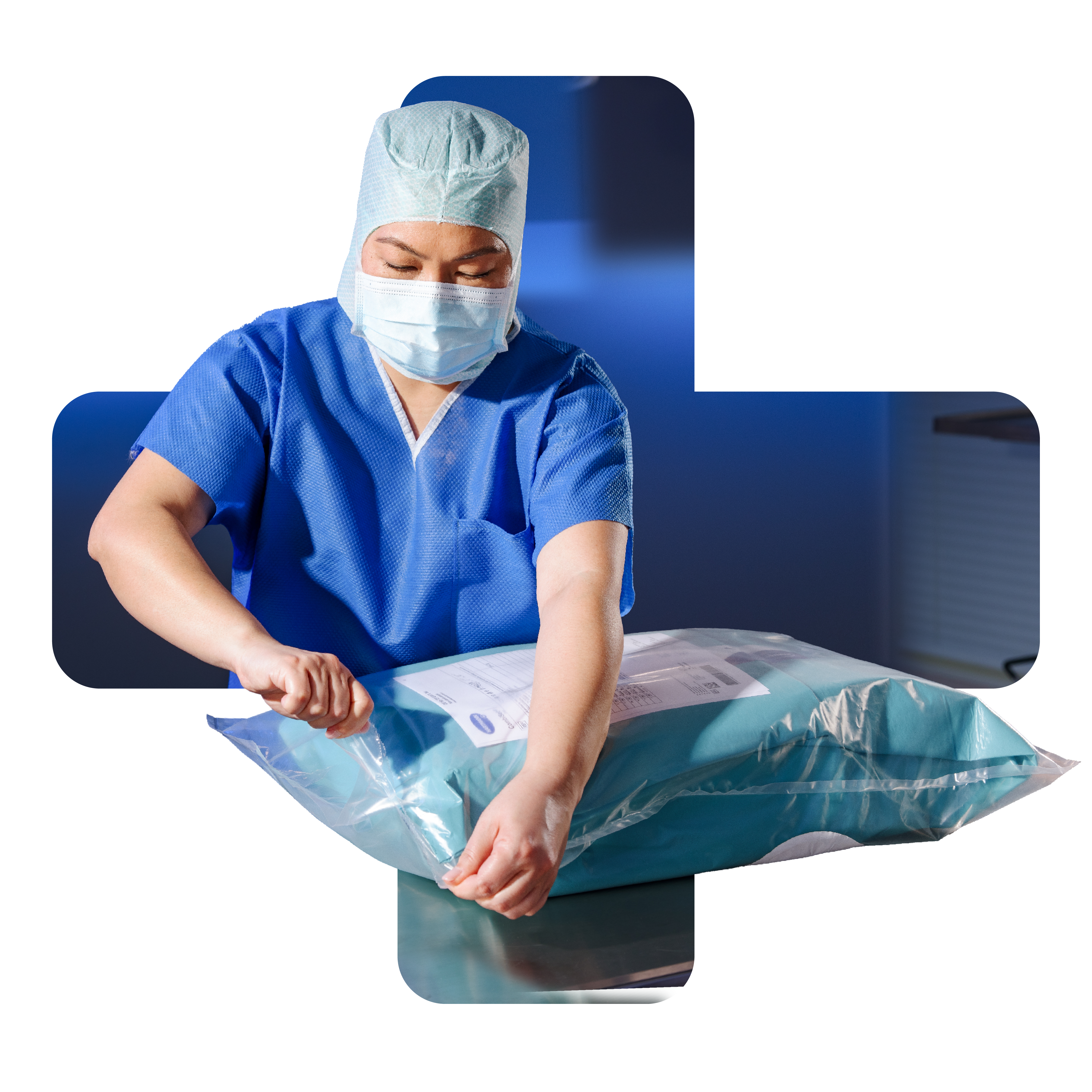 Eine medizinische Fachkraft in blauer OP-Kleidung öffnet in einer sterilen Umgebung eine versiegelte Verpackung – für maximale Sicherheit und Hygiene.