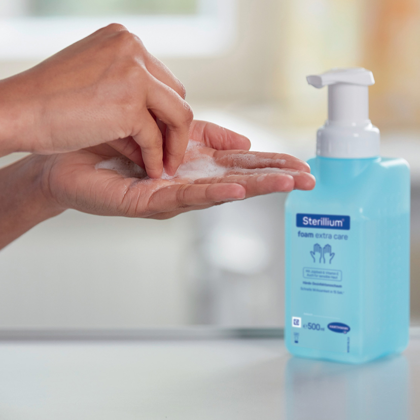 Close-up: Hands are disinfected with “Sterillium® foam extra care”.