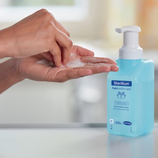 Detailný záber: Ruky sú dezinfikované penou „Sterillium® extra care“.