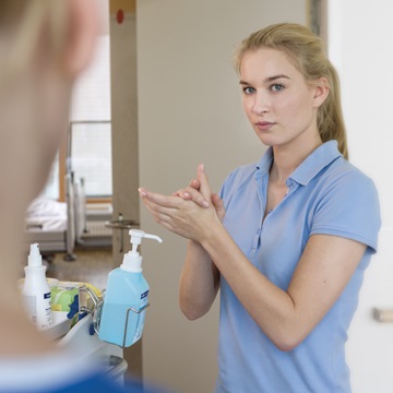 A female nurse disinfects her hands with Sterillium®.