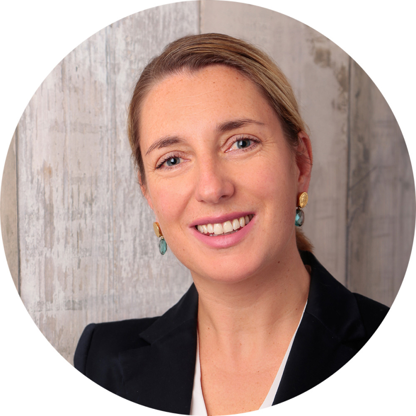 Round portrait picture of Anja Deecke.