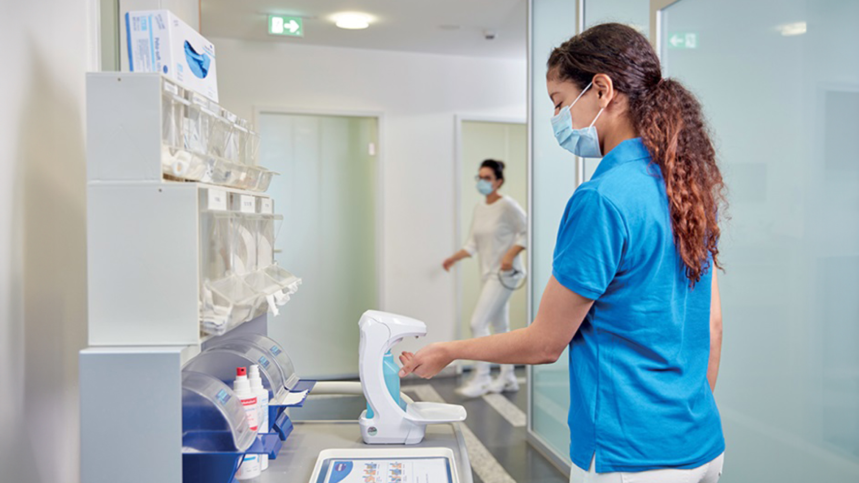 Nurse using Touchless Dispenser to apply Sterillum®.