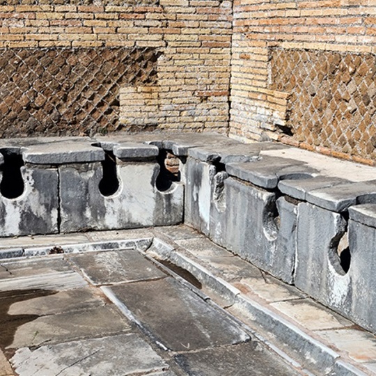 Eine Reihe antiker Steinlatrinen.