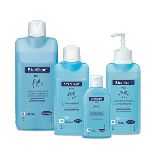 Vier blaue Kunststoffflaschen des Sterillium® Desinfektionsmittels in einer Reihe.