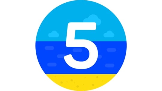 Die Zahl 5 in Weiß auf einem abstrakten Bild eines Strandes.