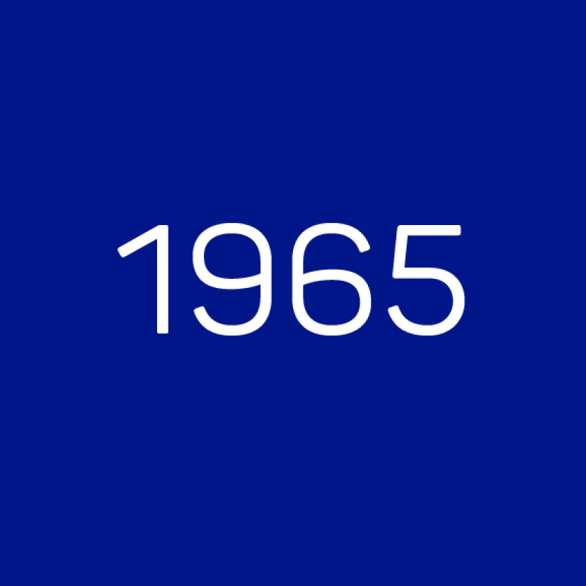 Die Zahl 1965 in Weiß auf einem dunkelblauen Hintergrund.