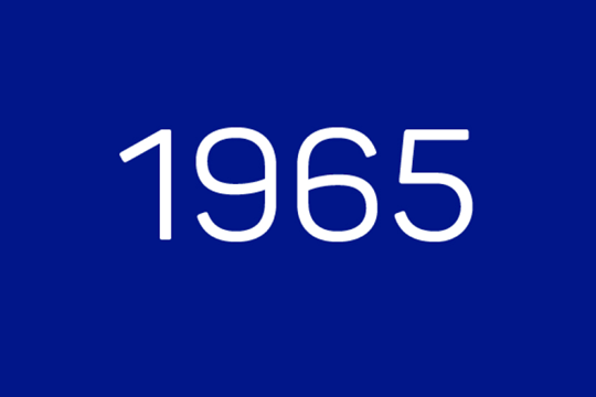 Die Zahl 1965 in Weiß auf einem dunkelblauen Hintergrund.