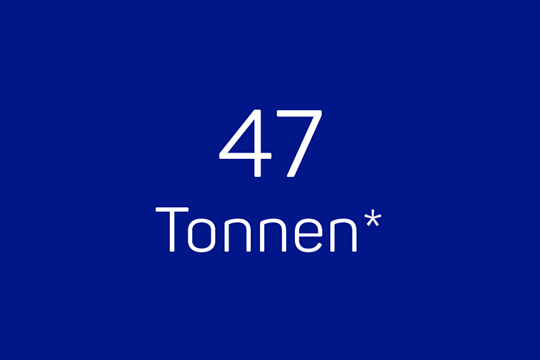 „47 Tonnen“ in Weiß auf einem dunkelblauen Hintergrund geschrieben.