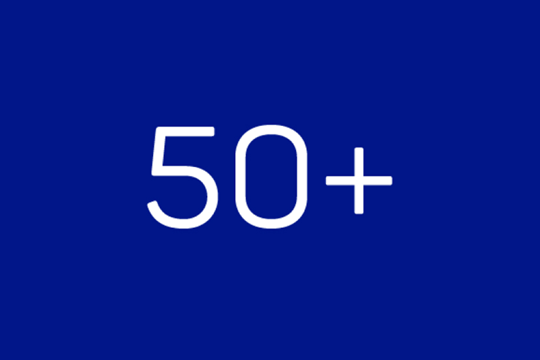 Die Zahl 50x in Weiß auf einem dunkelblauen Hintergrund geschrieben.