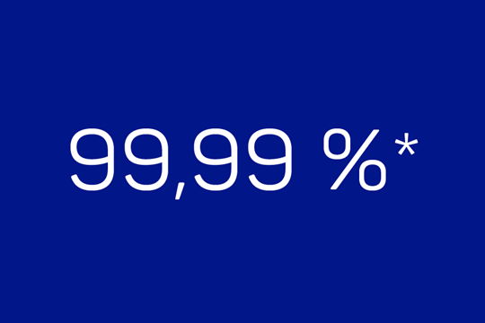 Die Info 99,99%* in Weiß auf einem dunkelblauen Hintergrund geschrieben.