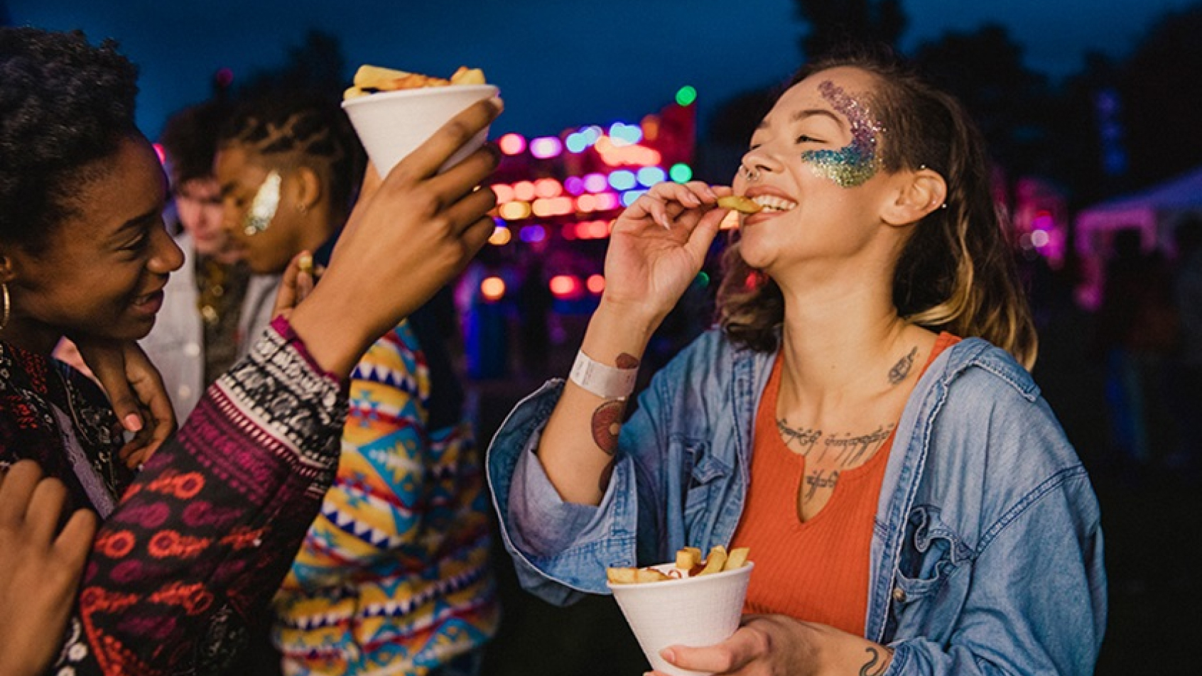 A woman eats fries with her fingers.