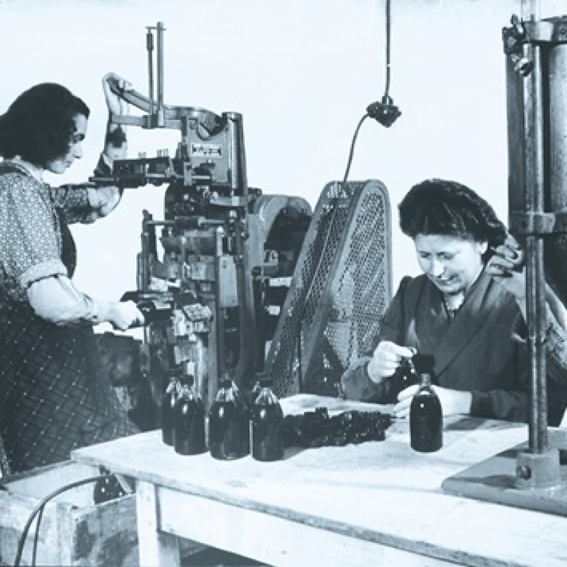 Photo of women working in the Baciollol factory in 1924.