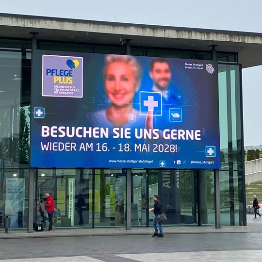 Eingangsbereich der Messe mit Banner der Pflege Plus Messe