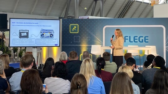 Saskia Mersmann bei ihrem Vortrag auf der Pflege Plus Messe