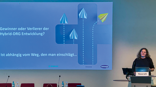 Steffi Nawrath spricht am Rednerpult