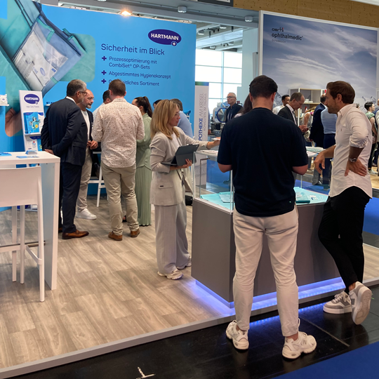 Beratung am HARTMANN Messestand auf der DOC 2026