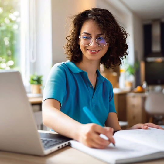 Frau vor Laptop