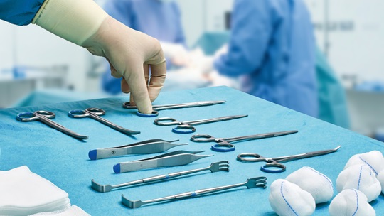 Chirurgenhand greift nach OP-Instrumenten