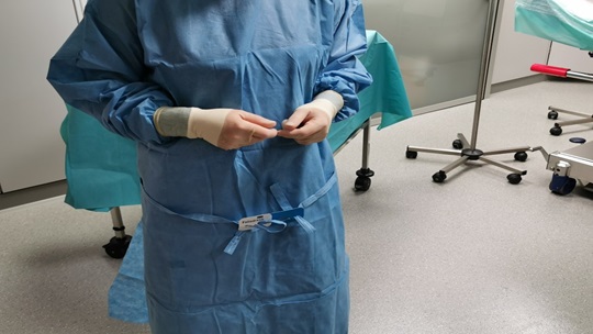 Bild, das zeigt, wie Sie Ihr Kleid mit Bändern schließen können.