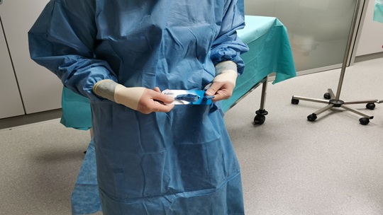 Bild, das zeigt, wie Sie Ihr Kleid mit Bändern schließen können.