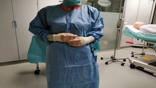 Das Bild zeigt den Arzt, der bereit ist, die Operation zu beginnen.