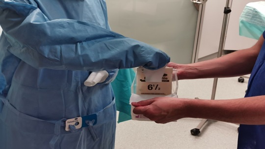 Das Bild zeigt, wie man die Handschuhe vorsichtig auszieht.