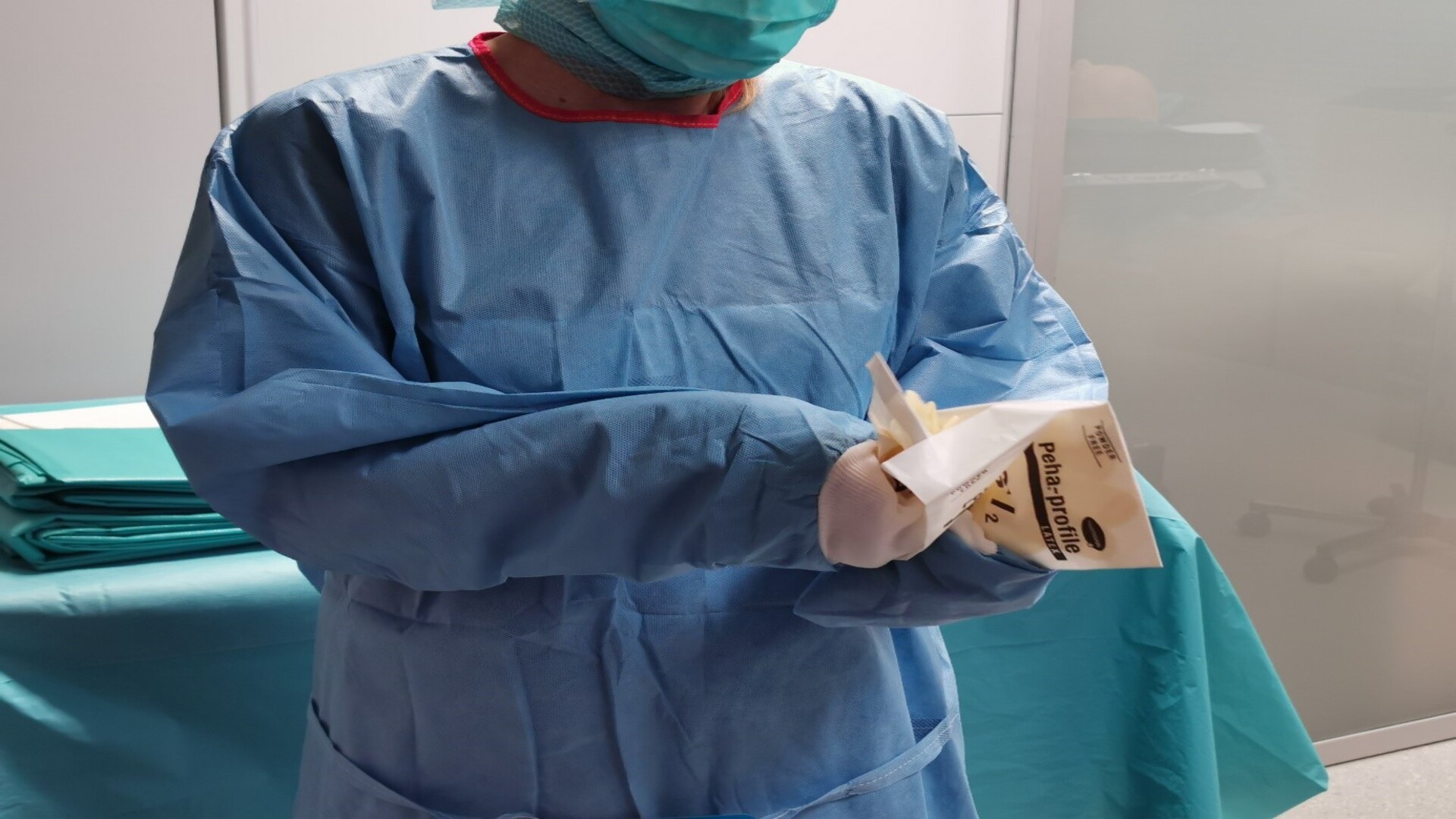 Image showing how to take out both gloves.