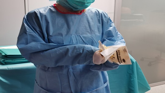 Die Abbildung zeigt, wie man beide Handschuhe auszieht.