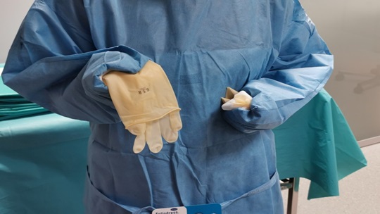 Die Abbildung zeigt, wie man die rechten Handschuhe zuerst anzieht.