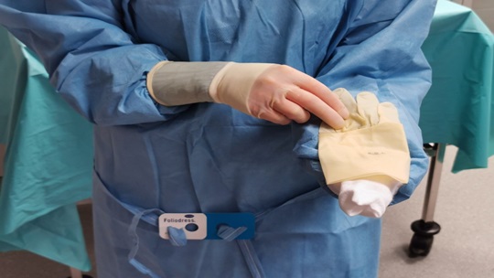 Das Bild zeigt das gleiche Verfahren wie für die andere Hand.