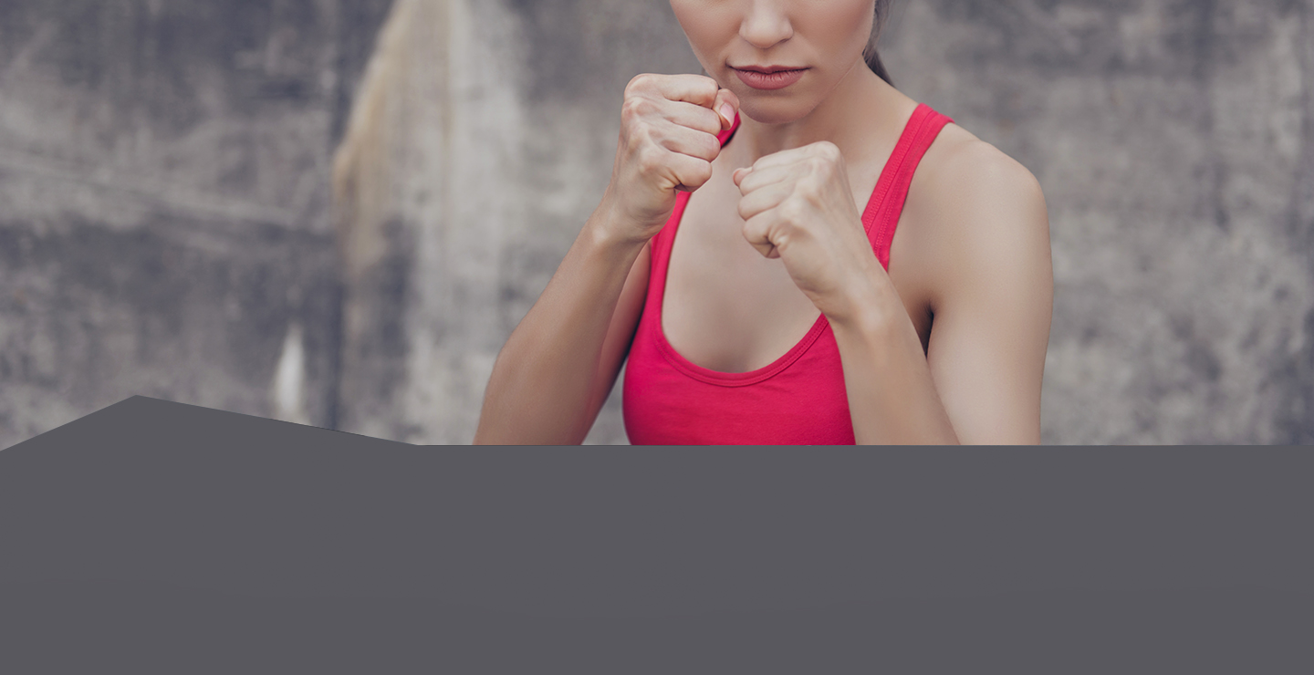 Žena ve sportovním v boxující pozici 