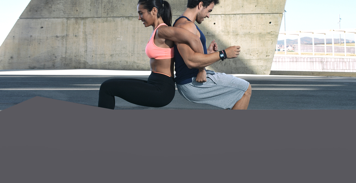 Muž a žena v športovom, sedia a opierajú sa chrbtami, cvičia 