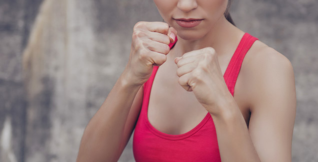 Žena ve sportovním v boxující pozici 